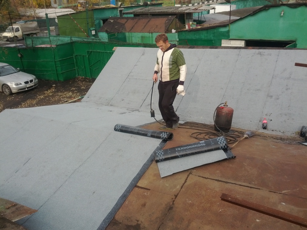 Как правильно уложить рубероид на крышу гаража