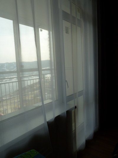 Сдам 1-комн. Киренского 22 (Орбита)  новый дом ПВХ, кафель, СМА, ТВ, холод-к, эл.плита, с мебелью. Вид на Енисей. Студия. Надолго. Русским. Цена 13500 руб. помесячно.