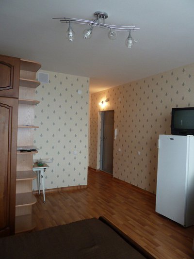 Сдам 1-комн. Киренского 22 (Орбита)  новый дом ПВХ, кафель, СМА, ТВ, холод-к, эл.плита, с мебелью. Вид на Енисей. Студия. Надолго. Русским. Цена 13500 руб. помесячно.