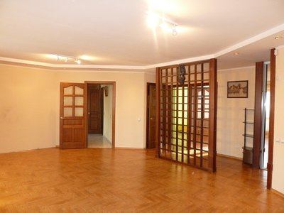 Продам 3-комн. Взлетная 1 (рынок Взлетка) 4/10кир, 100/60/20, состояние отличное – современный ремонт: спальни – окна во двор, кухня с утепленной лоджией, пол с подогревом (зона столовой 20кв.м), ванна с окном (8кв.м), большая лоджия (7кв.м длинной), зал 