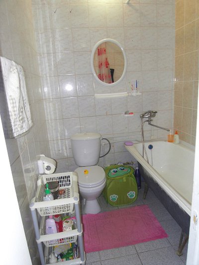 Продам 1-комн. Железнодорожников, студия, 19,5кв.м, 7/9п, ПВХ. Состояние – после ремонта. Стены выровнены, новая входная дверь, новая сантехника, трубы и разводка поменяны, счетчики на свет и воду новые, в санузле - кафель, большая ванна, раковина, унитаз