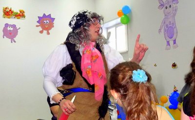 Баба Яга на детский праздник.