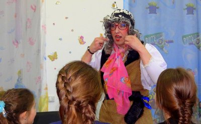 Баба Яга на детский праздник.