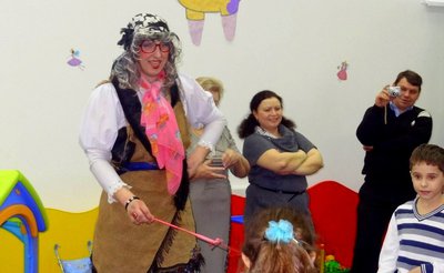 Баба Яга на детский праздник.