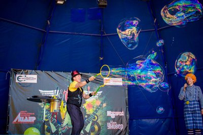 Шоу гигантских  мыльных пузырей.