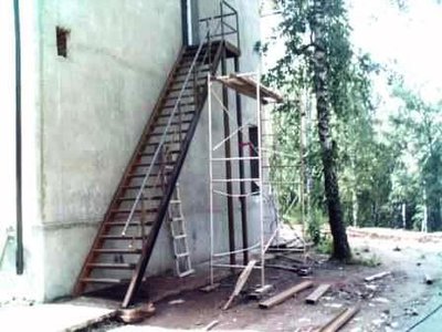 Пожарная вертикальная лестница с выходом на кровлю