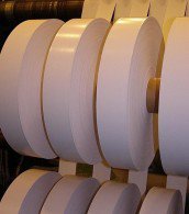 Резка и перемотка картона в ролях, а так же сотопанелей под размер