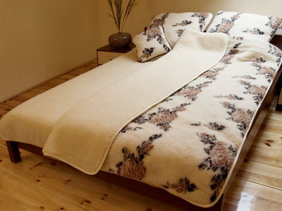 Одеяла, подушки, пледы из овечьей шерсти