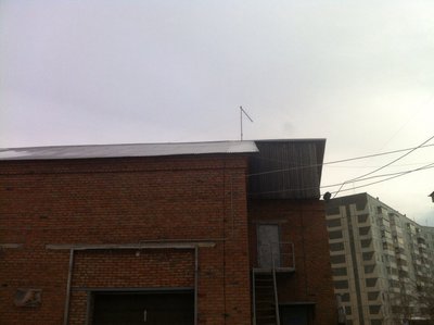 Очистка кровли от снега и наледи, удаление сосулек.