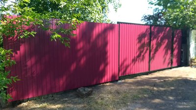 Быстро и качественно огородим Ваш участок красивым и прочным забором из профлиста, дерева, сетка рабица. Комплексно. Или окажем отдельные услуги - Пробурим шнеком ямки под столбы, установим и забетонируем ваши столбы. Изготовим заборные столбы (нарежем в 