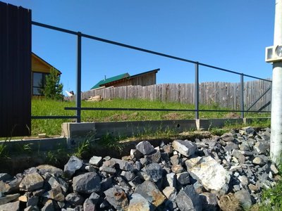 Установка столбов для забора из профлиста. Для ворот. Ограждение