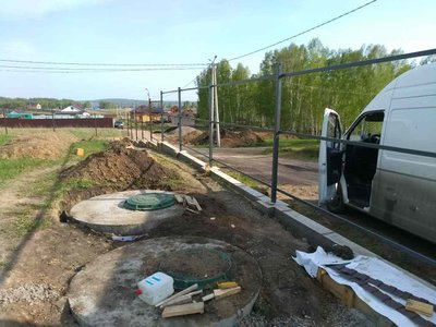 Установка столбов для забора из профлиста. Для ворот. Ограждение