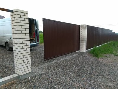 Строительство заборов любой сложности с профлистом и без,, изготовление ворот, распашных, откатных как с установкой так и без. 