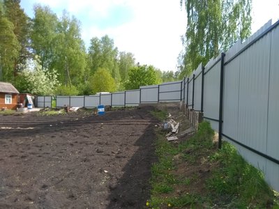 Заборы из профлиста в рамке. накладной профлист. бурение ям под столбы, сварочные работы,  установка столбов по периметру вашего участка, дачи, поля,  деревянных, металлических. бетонных.  бетонирование опалубки, стяжки, ленточки.о