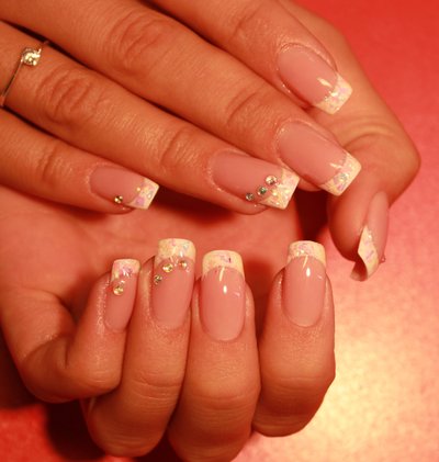 Наращивание ногтей + загар в подарок.