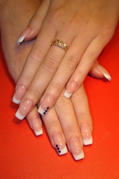 НАРАЩИВАНИЕ НОГТЕЙ КАЧЕСТВЕННО. гарантия 30 дней. в подарок абонемент в солярий.