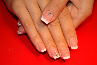 НАРАЩИВАНИЕ НОГТЕЙ КАЧЕСТВЕННО. гарантия 30 дней. в подарок абонемент в солярий.