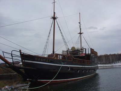 Оригинальное прогулочное судно Победа (стилизовано под пиратский бриг)