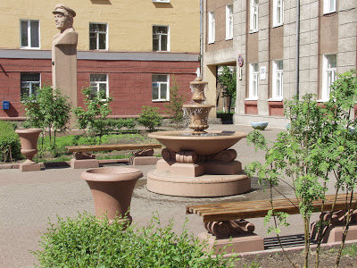 Фонтаны, скамьи, вазоны, карнизы, ступени и т.п.