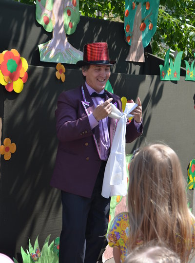 Фокусник - иллюзионист.