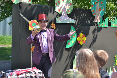 Фокусник - иллюзионист.