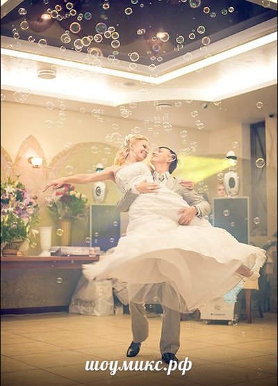 На первый танец молодых,свадьба.