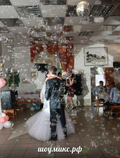 На первый танец молодых,свадьба.