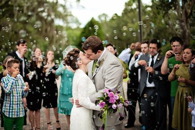 На первый танец молодых,свадьба.