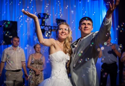 На первый танец молодых,свадьба.