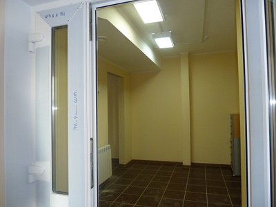 Сдам Офис Сопочная 36, (р-он Ладо Кецховели), 88кв.м. отдельный вход, кабинетная система (5 отдельных  кабинетов, приемная, санузел), состояние – новое, новый дом, чистовая отделка, удобное расположение. Цена 50000 руб. помесячно.