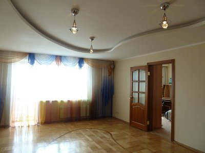 Сдам 4-комн. Водопьянова 19, 7/10кир, 120кв.м, отличный ремонт, есть все необходимое из мебели и бытовой техники (телевизоры, плита, СВЧ, посудомоечная машина, СМА, бойлер, мелкая бытовая), посуда. Навесные потолки, 2 сан.узла, гардеробная, кладовая, сейф