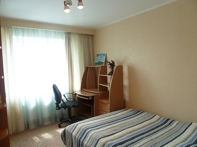 Сдам 4-комн. Водопьянова 19, 7/10кир, 120кв.м, отличный ремонт, есть все необходимое из мебели и бытовой техники (телевизоры, плита, СВЧ, посудомоечная машина, СМА, бойлер, мелкая бытовая), посуда. Навесные потолки, 2 сан.узла, гардеробная, кладовая, сейф