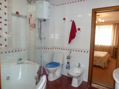 Сдам 4-комн. Водопьянова 19, 7/10кир, 120кв.м, отличный ремонт, есть все необходимое из мебели и бытовой техники (телевизоры, плита, СВЧ, посудомоечная машина, СМА, бойлер, мелкая бытовая), посуда. Навесные потолки, 2 сан.узла, гардеробная, кладовая, сейф