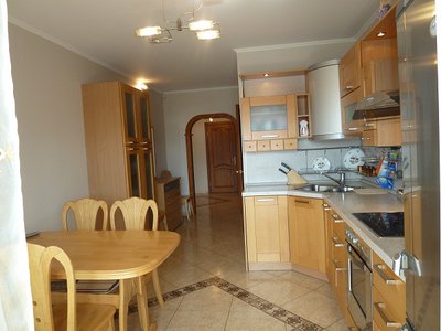 Сдам 4-комн. Водопьянова 19, 7/10кир, 120кв.м, отличный ремонт, есть все необходимое из мебели и бытовой техники (телевизоры, плита, СВЧ, посудомоечная машина, СМА, бойлер, мелкая бытовая), посуда. Навесные потолки, 2 сан.узла, гардеробная, кладовая, сейф