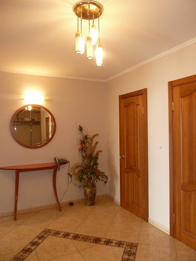 Сдам 4-комн. Водопьянова 19, 7/10кир, 120кв.м, отличный ремонт, есть все необходимое из мебели и бытовой техники (телевизоры, плита, СВЧ, посудомоечная машина, СМА, бойлер, мелкая бытовая), посуда. Навесные потолки, 2 сан.узла, гардеробная, кладовая, сейф