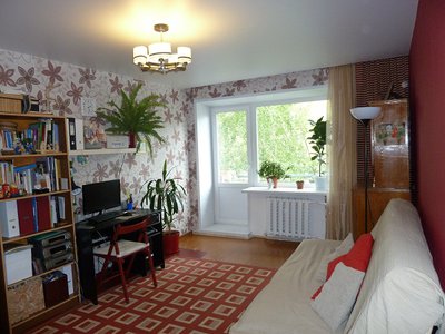 Продам 1-комн. Красномосковская 37, 3/5кир, 35/20/7, улучш, электро, состояние отличное – сделан ремонт: окна ПВХ, натяжной потолок, стены выровнены, свежие обои, новая сантехника и трубы, кафель, установлены водосчетки. В коридоре вместительный шкаф, хор