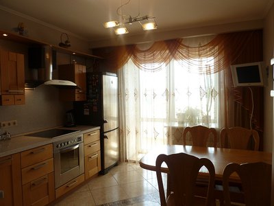 Сдам 4-комн. Водопьянова 19, 7/10кир, 120кв.м, отличный ремонт, есть все необходимое из мебели и бытовой техники (телевизоры, плита, СВЧ, посудомоечная машина, СМА, бойлер, мелкая бытовая), посуда. Навесные потолки, 2 сан.узла, гардеробная, кладовая, сейф