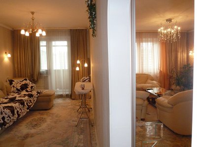 Сдам 3-комн. Ястынская 10, 6/10п, евроремонт, в аренде не была. Есть все необходимое из мебели и бытовой техники. Стоимость 35000 руб. помесячно.