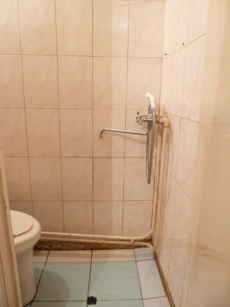 Сдам Гостинку Волжская 5, 18кв.м, 5/5п, ПВХ, душ-слив кафель, с мебелью, холод-к, эл. пл, ТВ. Только русских, надолго. Цена 8500 руб.