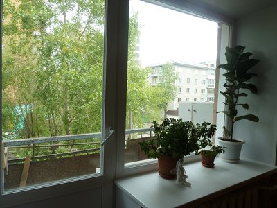 Продам 1-комн. Красномосковская 37, 3/5кир, 35/20/7, улучш, электро, состояние отличное – сделан ремонт: окна ПВХ, натяжной потолок, стены выровнены, свежие обои, новая сантехника и трубы, кафель, установлены водосчетки. В коридоре вместительный шкаф, хор