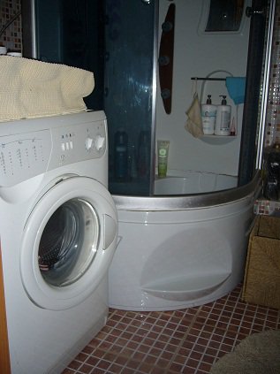Сдам 1-комн. Бабушкина (Студгородок) новый кирпич.дом,  48кв.м, с хорошим современным ремонтом, мебелью и бытовой, ламинат, кафель, ПВХ, гардеробная, плазма, СМА, керамическая эл.плита,  большая лоджия, вид на город! Надолго. Русским. Сдается на 2-3месяца