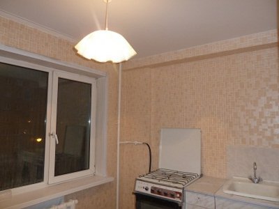 Сдам 1-комн. Железнодорожников 16 (ост.Физкультурный техникум), 3/9п, 38кв.м, состояние отличное, после ремонта, ПВХ, натяжной потолок, сан.узел – кафель. Без мебели, есть газовая плита и новый кухонный гарнитур. На длительный срок. Русской паре. Цена 140
