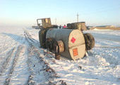 На трассе перевернулся бензовоз