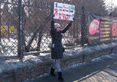 В Красноярске на митинг против результатов выборов вышли студенты с чистыми плакатами