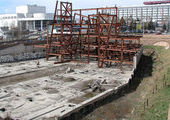 В Красноярске начали демонтировать долгострой у Театральной площади