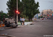 Автомобиль перевернулся на Красной площади в Красноярске