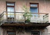 В Хакасии женщина упала вместе с балконом