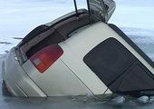 В Назарово автомобиль провалился под лед