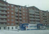 В Красноярском крае многоэтажку построили в 10 метрах от АЗС