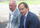Губернатор Кузнецов начал раздавать свои автомобили